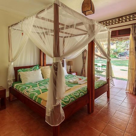 Airport Guesthouse Entebbe Bagian luar foto