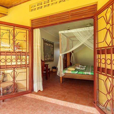 Airport Guesthouse Entebbe Bagian luar foto