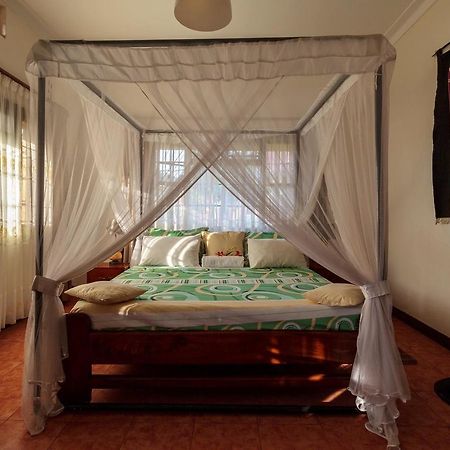 Airport Guesthouse Entebbe Bagian luar foto