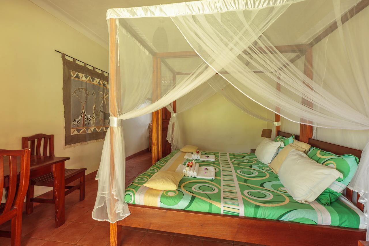 Airport Guesthouse Entebbe Bagian luar foto