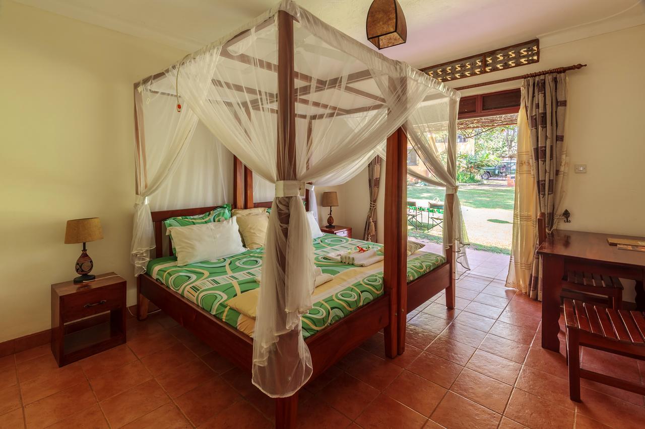 Airport Guesthouse Entebbe Bagian luar foto