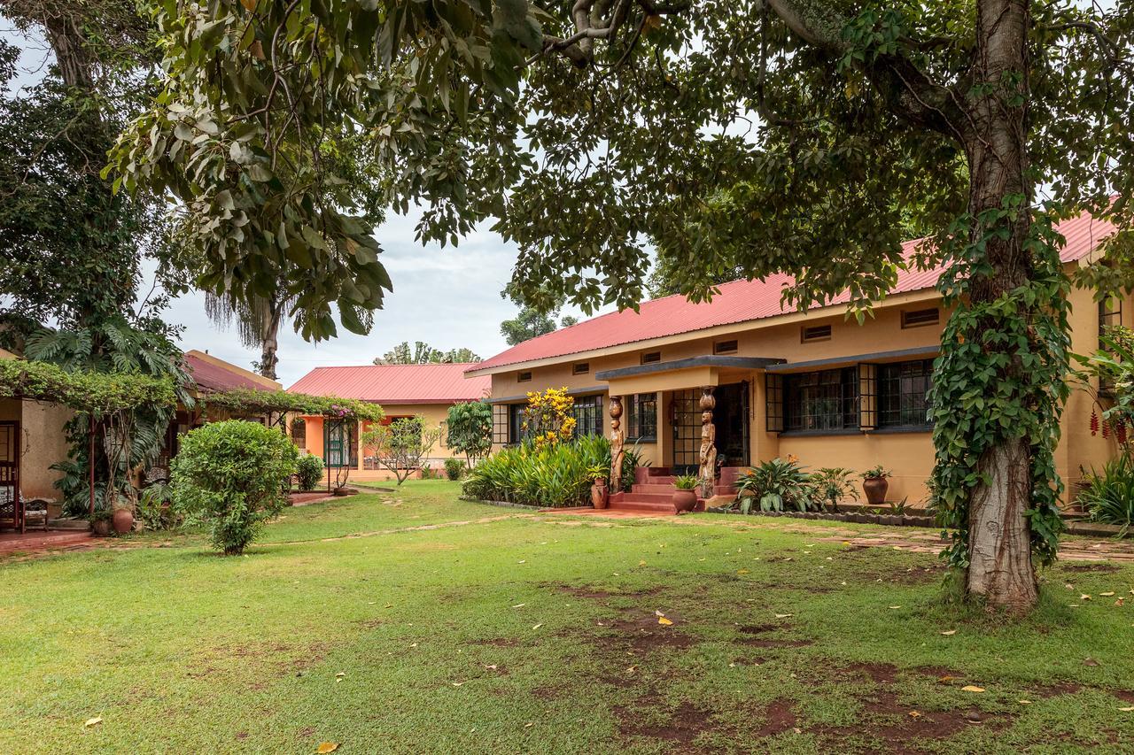 Airport Guesthouse Entebbe Bagian luar foto