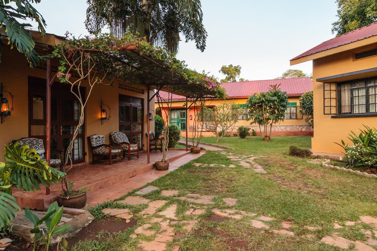 Airport Guesthouse Entebbe Bagian luar foto