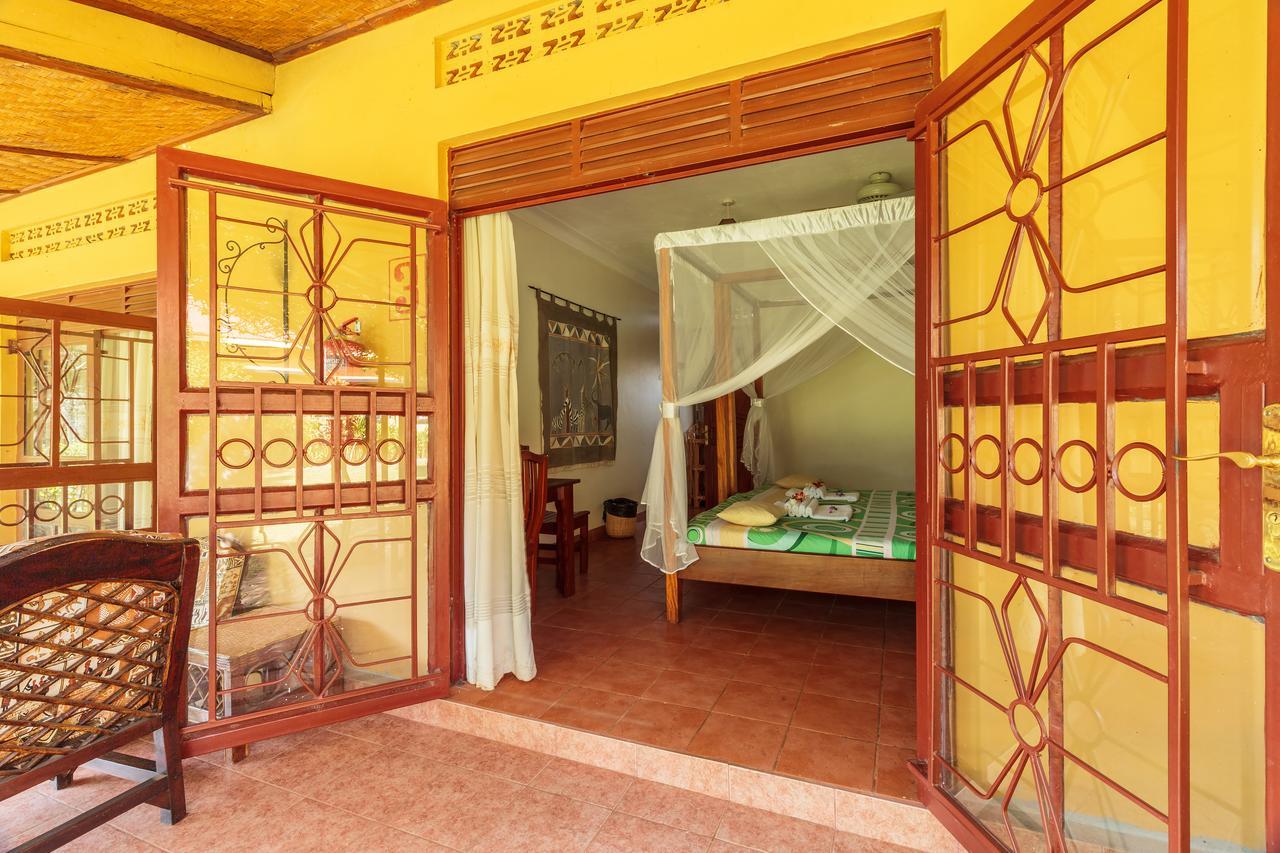Airport Guesthouse Entebbe Bagian luar foto