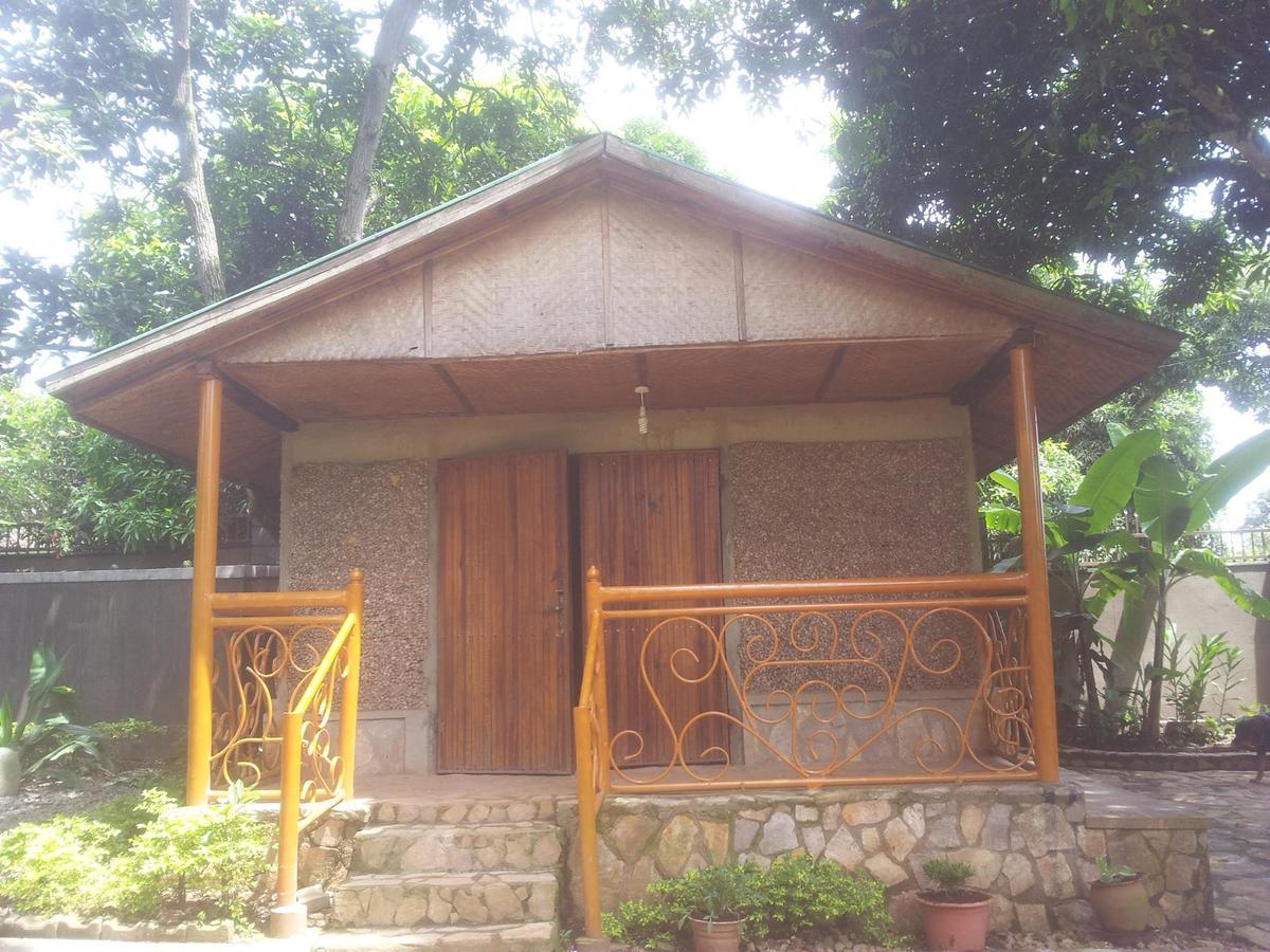Airport Guesthouse Entebbe Bagian luar foto