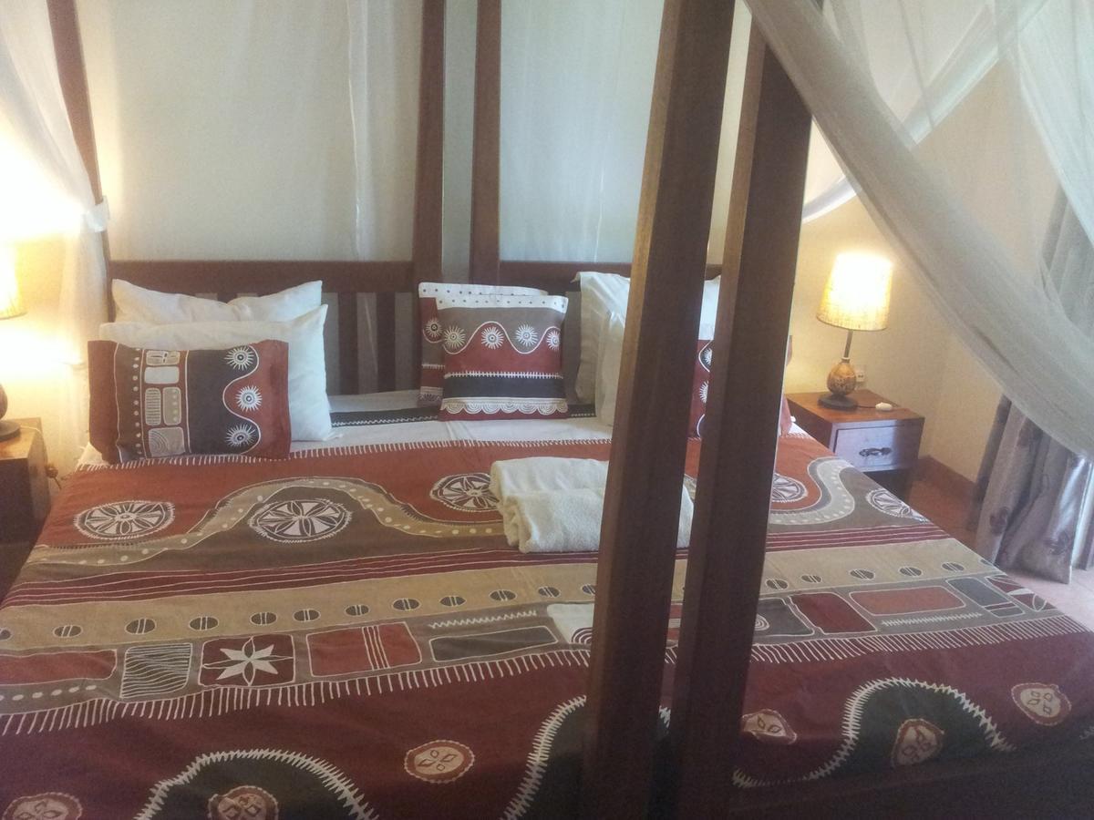 Airport Guesthouse Entebbe Bagian luar foto