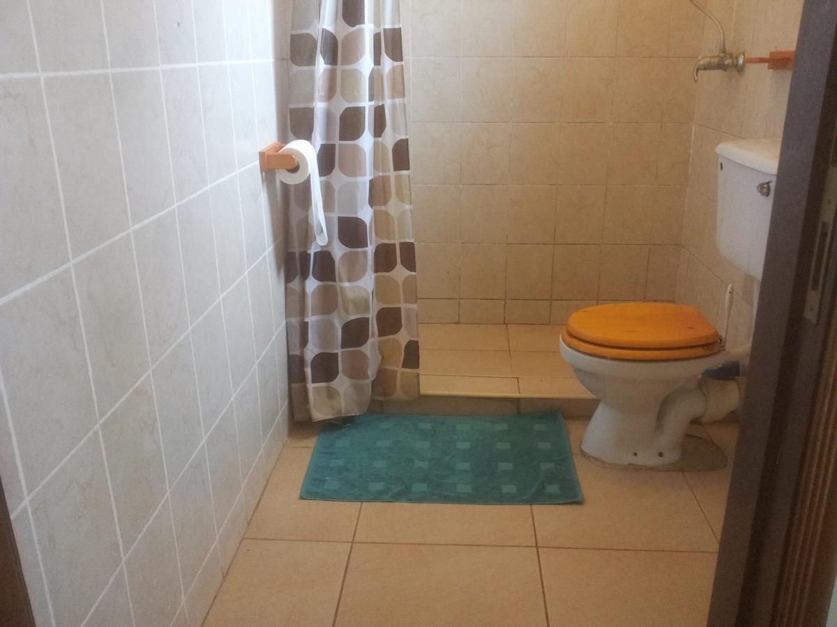 Airport Guesthouse Entebbe Bagian luar foto