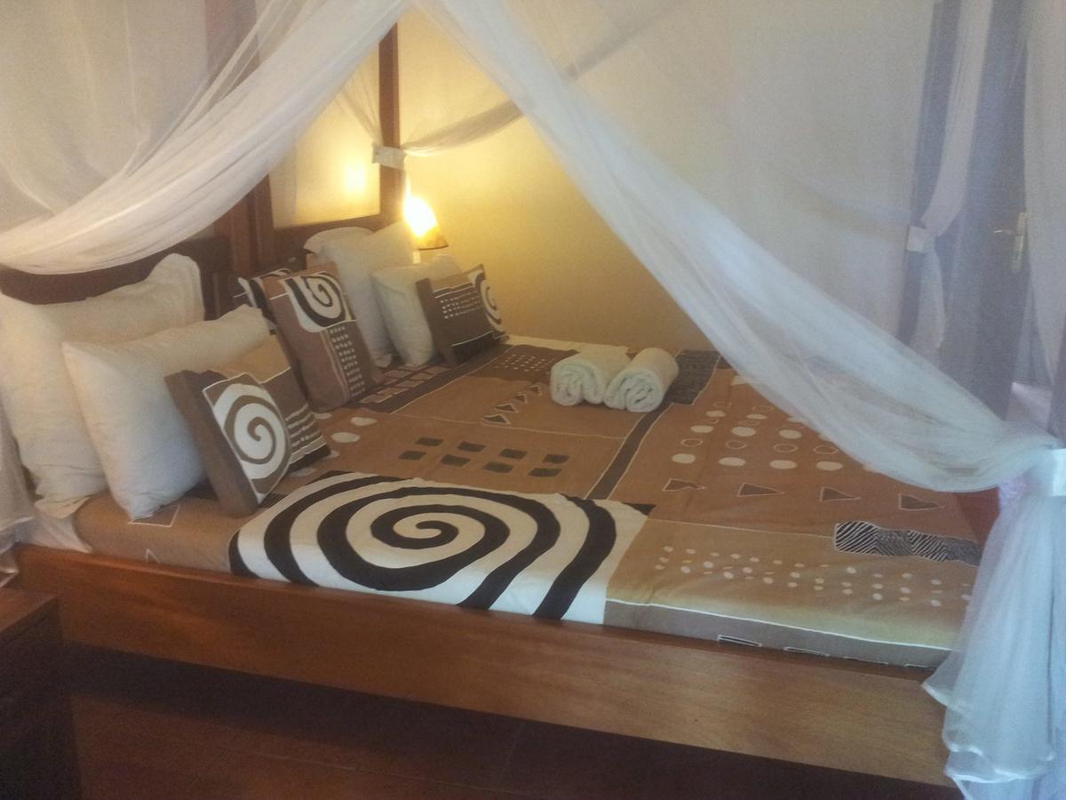 Airport Guesthouse Entebbe Bagian luar foto