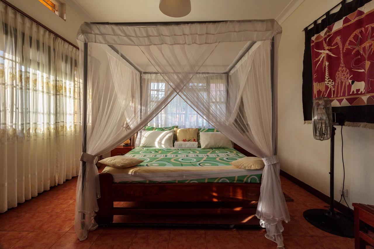 Airport Guesthouse Entebbe Bagian luar foto