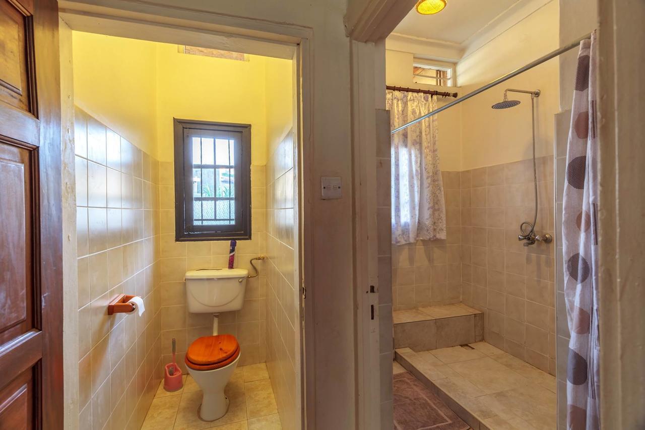 Airport Guesthouse Entebbe Bagian luar foto